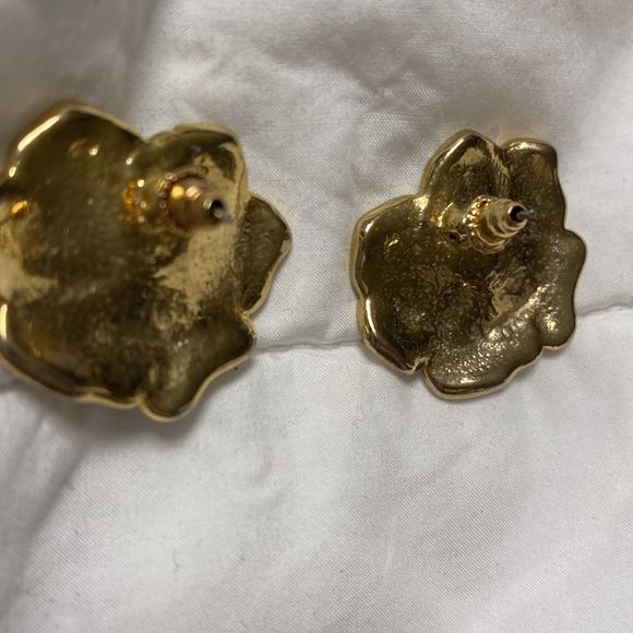 Gold-tone Cream Enamel Hibiscus Flower Post Earrings - Picture 4 of 6